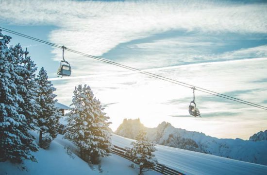 Escursioni con racchette da neve, sci di fondo e slittino