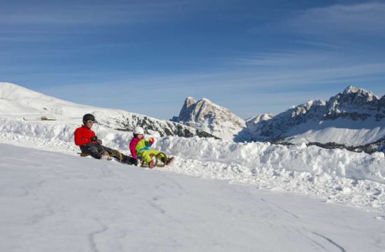 Escursioni con racchette da neve, sci di fondo e slittino