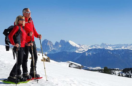 Escursioni con racchette da neve, sci di fondo e slittino